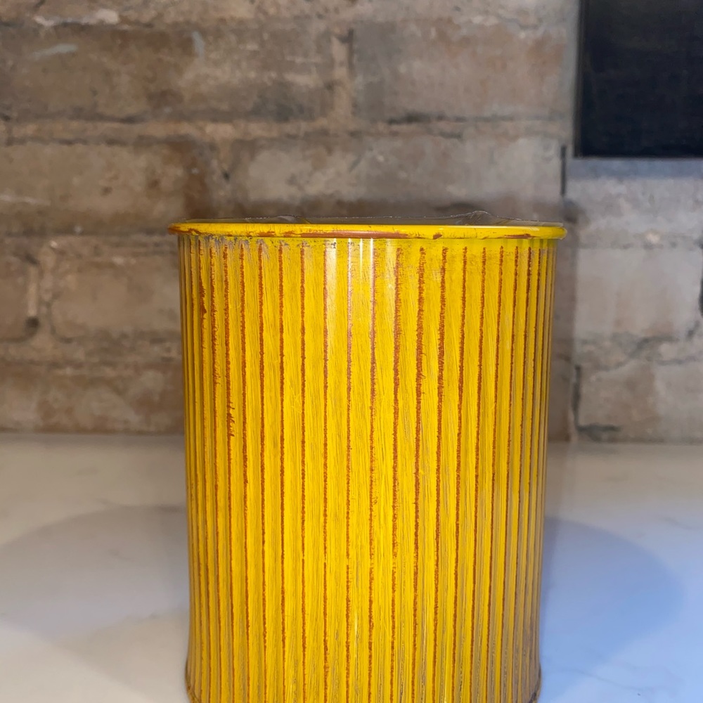 2 Flower Vases or Containers - Picture 10 of 10